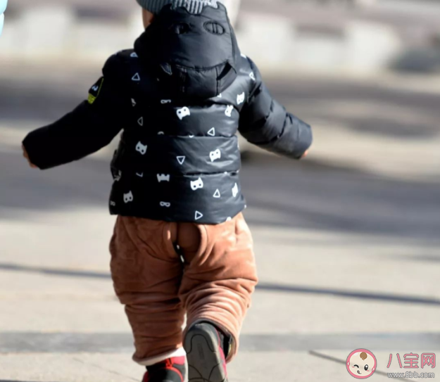 為什么現在給孩子穿開襠褲漸漸少了 給孩子穿開襠褲有什么壞處 為什么現在給孩子穿開襠褲漸漸少了 給孩子穿開襠褲有什么壞處