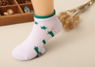 嬰兒襪選擇什么材質(zhì)的好 怎么給寶寶選襪子