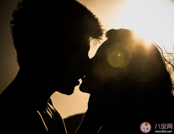 接吻哪些部位不能用力吻 為什么情侶間接吻時愛伸舌頭