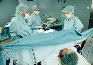 剖腹產(chǎn)過程中人是清醒的嗎 剖腹產(chǎn)前后怎么讓自己更舒服一些