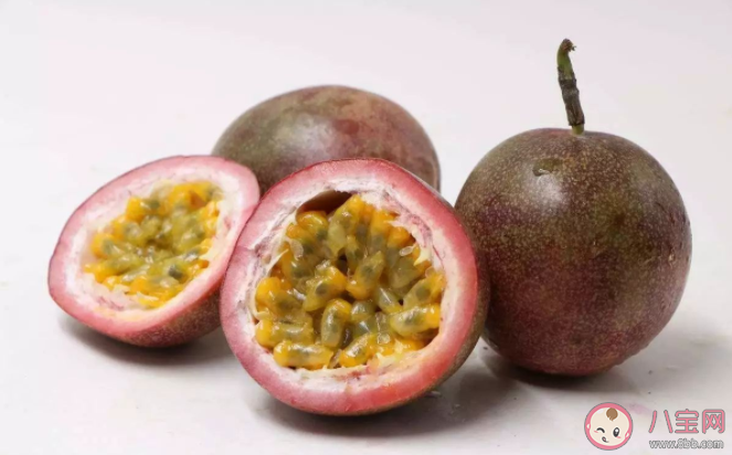 買百香果挑紫色還是黃色的 百香果怎么吃效果最好