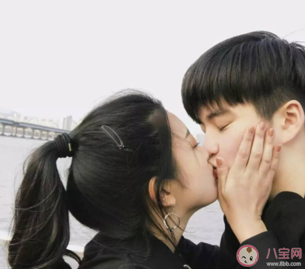 情侶接吻時為什么覺得口水是甜的 情侶接吻時為什么不會覺得惡心