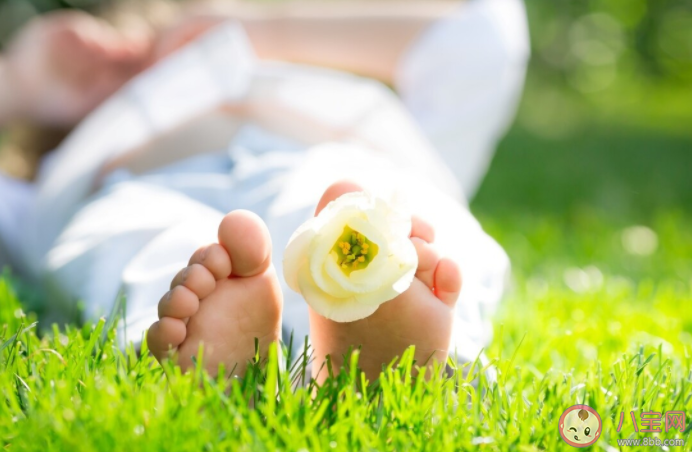 孕婦曬太陽在屋里隔著玻璃好嗎 孕婦曬太陽一天曬多久