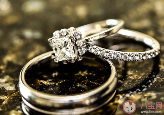 白色K金跟鉑金是一回事兒?jiǎn)嵛浵伹f園 12月31日答案介紹