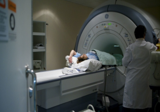 磁共振檢查前為什么要取下金屬物品 核磁共振到底輻射大不大