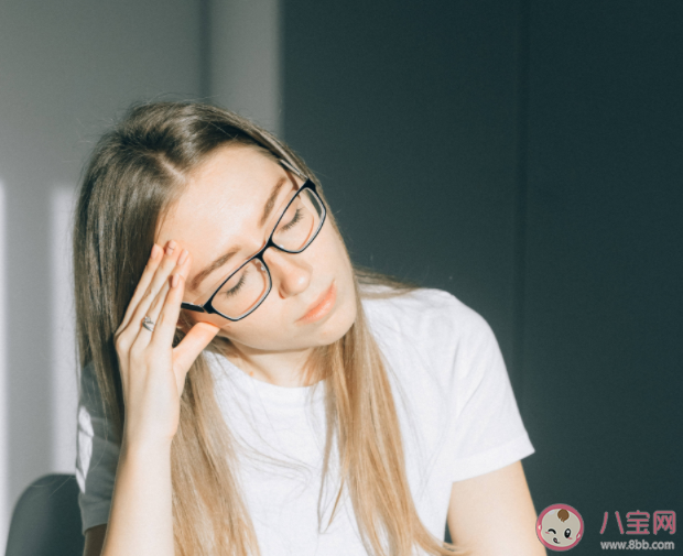 為什么眼鏡會變歪 經常戴歪的眼鏡對眼睛傷害有多大