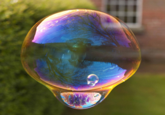 為什么陽光下吹泡泡的是五顏六色的 為什么肥皂水可以吹出泡泡