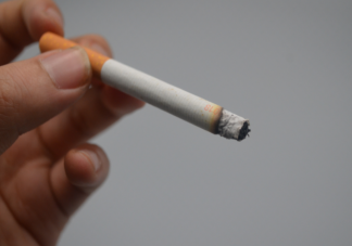 身上有煙味抱孩子有影響嗎 三手煙是怎么入侵孩子的身體