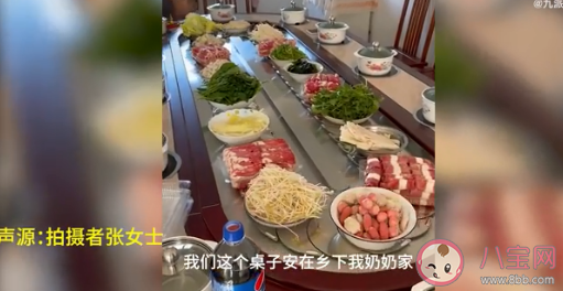 女子在家安裝全套旋轉小火鍋 為什么火鍋這么受歡迎