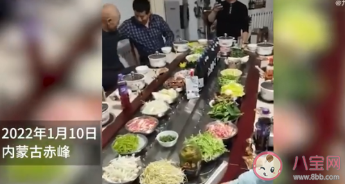 女子在家安裝全套旋轉小火鍋 為什么火鍋這么受歡迎