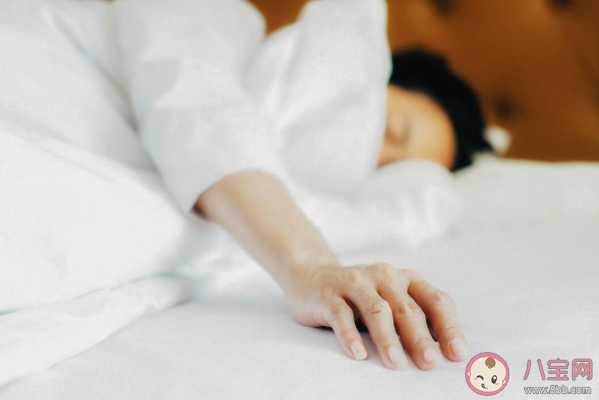 睡前身體突然抽動(dòng)是怎么回事 睡覺身體抽搐原因是什么