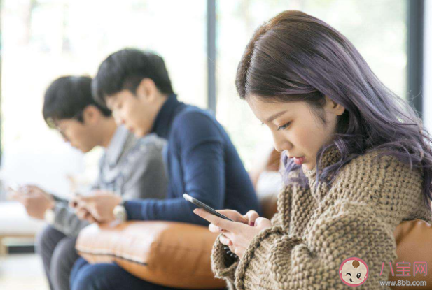 躺床上玩手機為什么越玩越精神 躺著玩手機有什么危害 躺床上玩手機為什么越玩越精神 躺著玩手機有什么危害