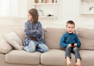 父母真的會偏心老二嗎 二胎家庭到底要怎么平衡