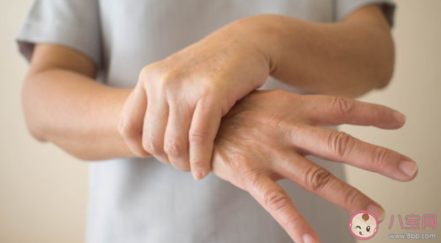 不由自主手抖是怎么回事 手抖什么情況要及時去醫院 不由自主手抖是怎么回事 手抖什么情況要及時去醫院