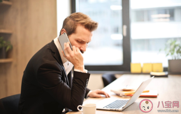 上班要一直對著屏幕可以做近視手術嗎 電腦族做近視手術注意事項