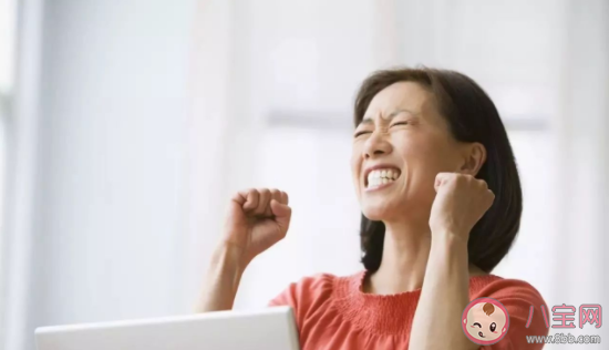 上班要一直對著屏幕可以做近視手術嗎 電腦族做近視手術注意事項