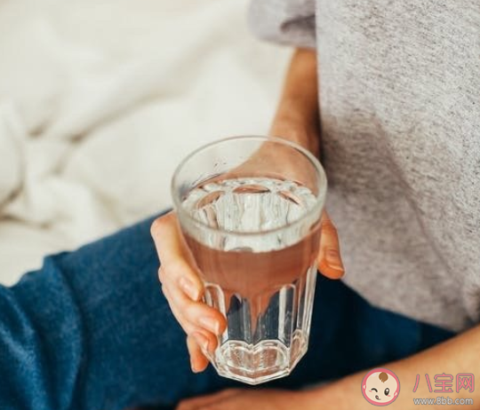 長期喝飲料不喝水的危害有多大 飲料能代替水嗎 長期喝飲料不喝水的危害有多大 飲料能代替水嗎