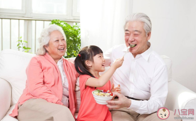 老人幫子女帶娃能不能索取費(fèi)用 父母帶娃給多少錢才合適