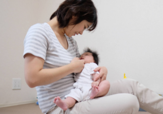 哺乳期大小奶怎么辦 為什么寶寶偏愛某一邊奶水