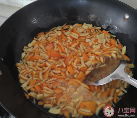 橙子皮能不能泡水喝 用橙子皮泡水喝有什么好處 橙子皮能不能泡水喝 用橙子皮泡水喝有什么好處