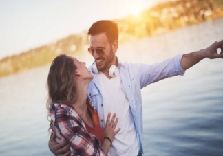 愛(ài)情開始于一見鐘情還是友誼變質(zhì) 異性相處哪幾種關(guān)系最容易變質(zhì)