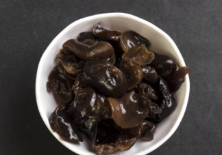 木耳該用冷水泡還是熱水泡 哪些人不適合吃黑木耳