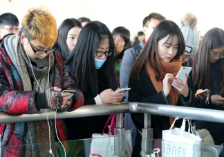 長期做低頭族會影響顏值 怎樣擺脫低頭族