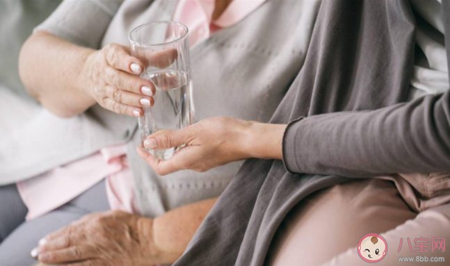 泌尿結(jié)石為什么容易夏天發(fā)生 哪些生活習慣更容易導(dǎo)致尿結(jié)石 泌尿結(jié)石為什么容易夏天發(fā)生 哪些生活習慣更容易導(dǎo)致尿結(jié)石