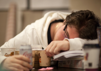 熬夜會降低人體免疫力嗎 熬夜會更容易得老年癡呆嗎