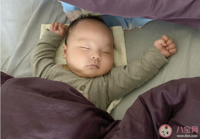 三個月的寶寶應該多久喂一次奶 寶寶吐奶要怎么辦