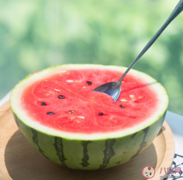 用勺子吃冰西瓜為什么很容易吃多 冰西瓜晚上可以吃嗎