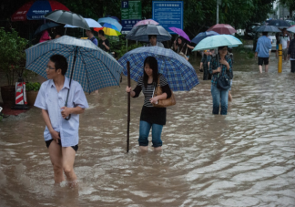 下雨蹚水容易出現什么皮膚問題 關于蹚水這些你要知道