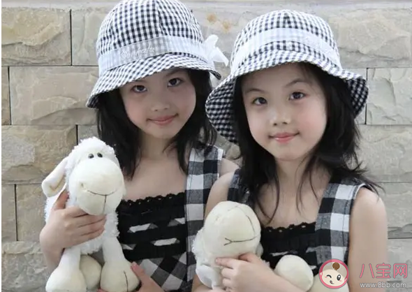 雙胞胎真的會(huì)喜歡同一個(gè)人嗎 雙胞胎會(huì)完全一樣嗎