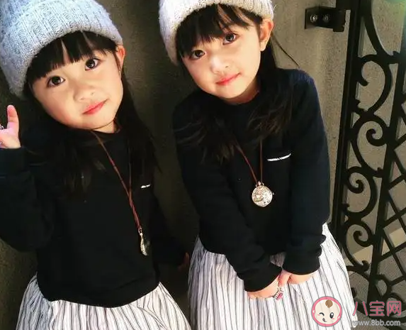 雙胞胎真的會(huì)喜歡同一個(gè)人嗎 雙胞胎會(huì)完全一樣嗎