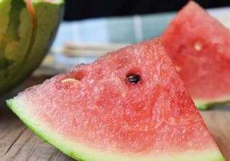 隔夜冰西瓜能否切掉表層后食用 西瓜隔夜后還要不要吃