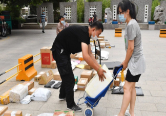 快遞不送上門為何成潛規則 送貨上門合理嗎