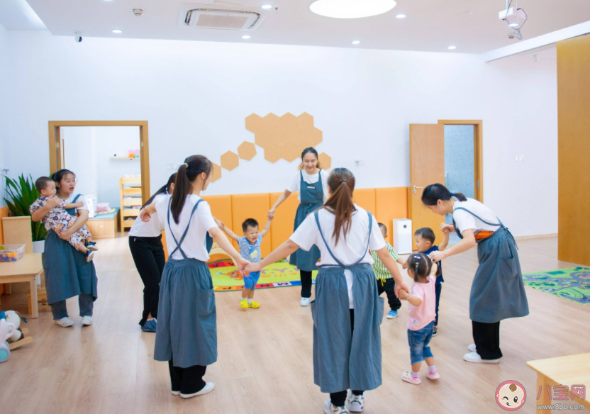 職場父母把孩子交給誰帶 你放心把孩子送托育機構(gòu)嗎