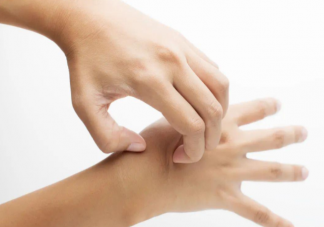 汗皰疹可以掐破嗎 汗皰疹和什么方面有關