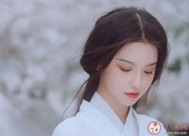 抖音落雨聲滴答滴滴回蕩著輕聲細(xì)語(yǔ)是什么歌 《芊芊》完整版歌詞在線聽(tīng)歌