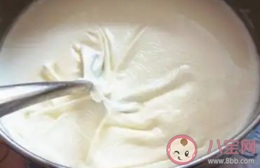 喝奶之前為什么要扔掉奶皮 奶皮可不可以給孩子吃 喝奶之前為什么要扔掉奶皮 奶皮可不可以給孩子吃