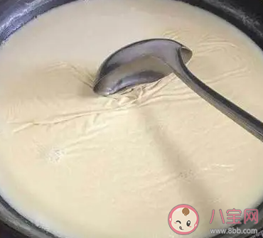 喝奶之前為什么要扔掉奶皮 奶皮可不可以給孩子吃 喝奶之前為什么要扔掉奶皮 奶皮可不可以給孩子吃