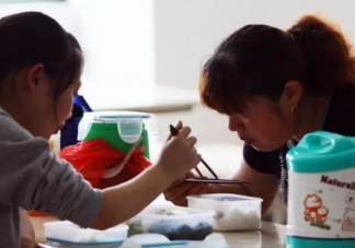 在學校家長送飯很丟人嗎 怎樣看待家長給孩子送飯