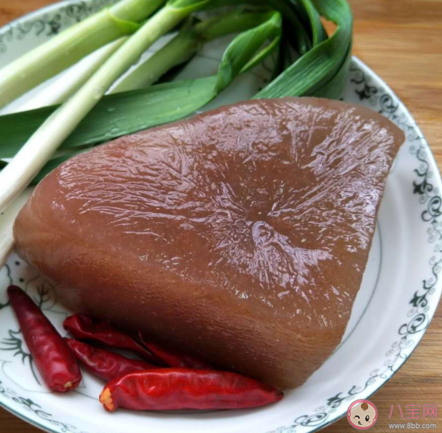 為什么魔芋絲是白色的魔芋塊是黑色的 魔芋為什么不能直接吃