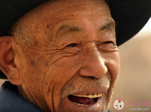 該不該主動提出給老人拍遺照 你會提前給家里的老人拍攝遺照嗎