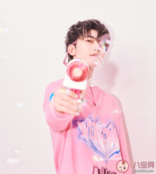 蔡徐坤新歌《Hug me》歌詞是什么 《Hug me》完整版歌詞內容