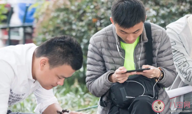 人們?yōu)槭裁床辉笓Q手機(jī)了 如何看待手機(jī)更換頻率下降