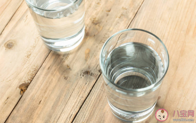 晨起一杯水應該怎么喝 蜂蜜水真的能潤腸通便嗎 晨起一杯水應該怎么喝 蜂蜜水真的能潤腸通便嗎