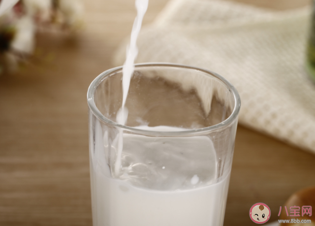 1歲以上的寶寶飲用乳制品要注意什么 2歲的寶寶喝配方奶還是純牛奶 1歲以上的寶寶飲用乳制品要注意什么 2歲的寶寶喝配方奶還是純牛奶