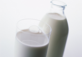 給寶寶喝牛奶or喝奶粉區別在哪里 孩子喝牛奶還是喝奶粉