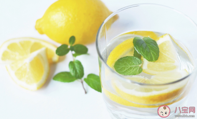 檸檬水要泡很濃嗎 泡檸檬水放幾片檸檬比較好 檸檬水要泡很濃嗎 泡檸檬水放幾片檸檬比較好